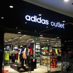 Letreros Luminosos - Logotipo Adidas Outlet con iluminación directa para fachada exterior